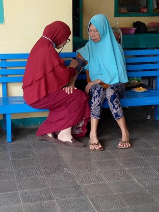 MAHASISWA PMI MEMBANTU PELAYANAN KESEHATAN DI PANTI WREDA SITI KHADIJAH