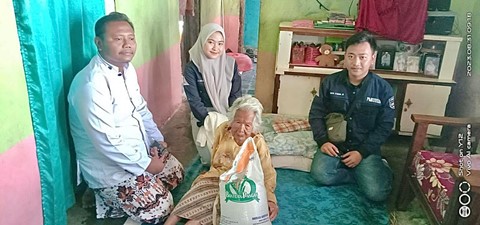 MAHASISWA PMI BERSAMA PUSKESOS MATANGAJI MENYERAHKAN BANSOS KE WARGA