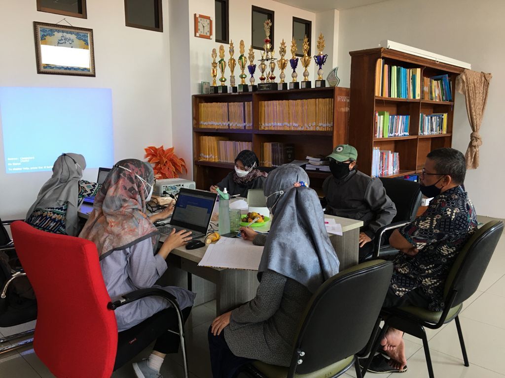 RAPAT EVALULASI PENELITIAN DOSEN DAN MAHASISWA PMI
