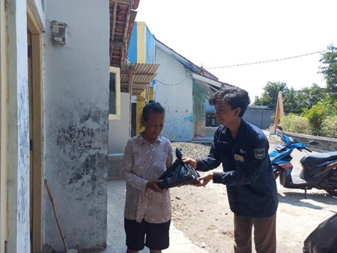 PUSKESOS GRIYA SEJAHTERA KELURAHAN SUMBER LAKUKAN DISTRIBUSI PEMBAGIAN NASI KOTAK TERHADAP LANSIA