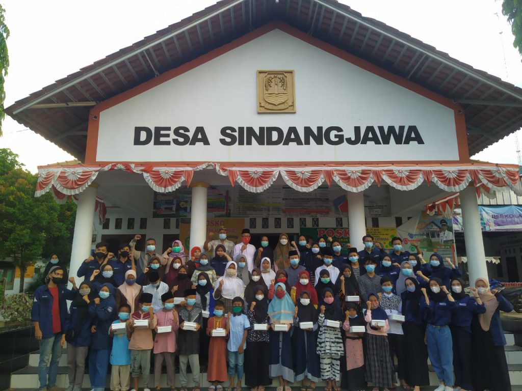 HIMAPMI MERAYAKAN HARLAH DENGAN BERBAGI DI DESA SINDANGJAWA