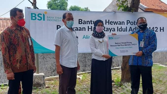 BSI KC Cirebon memberikan hibah berupa hewan qurban