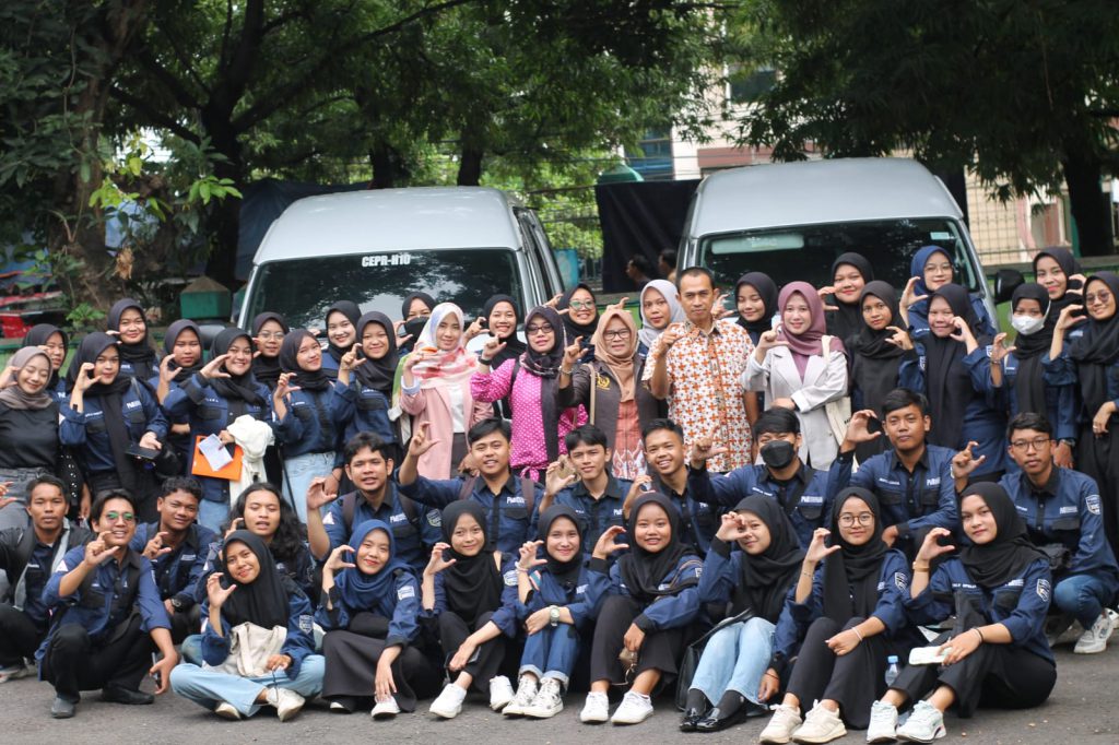 MAHASISWA PMI MENGHADIRI SEMINAR PERSIAPAN DUNIA KERJA DI CIREBON POWER